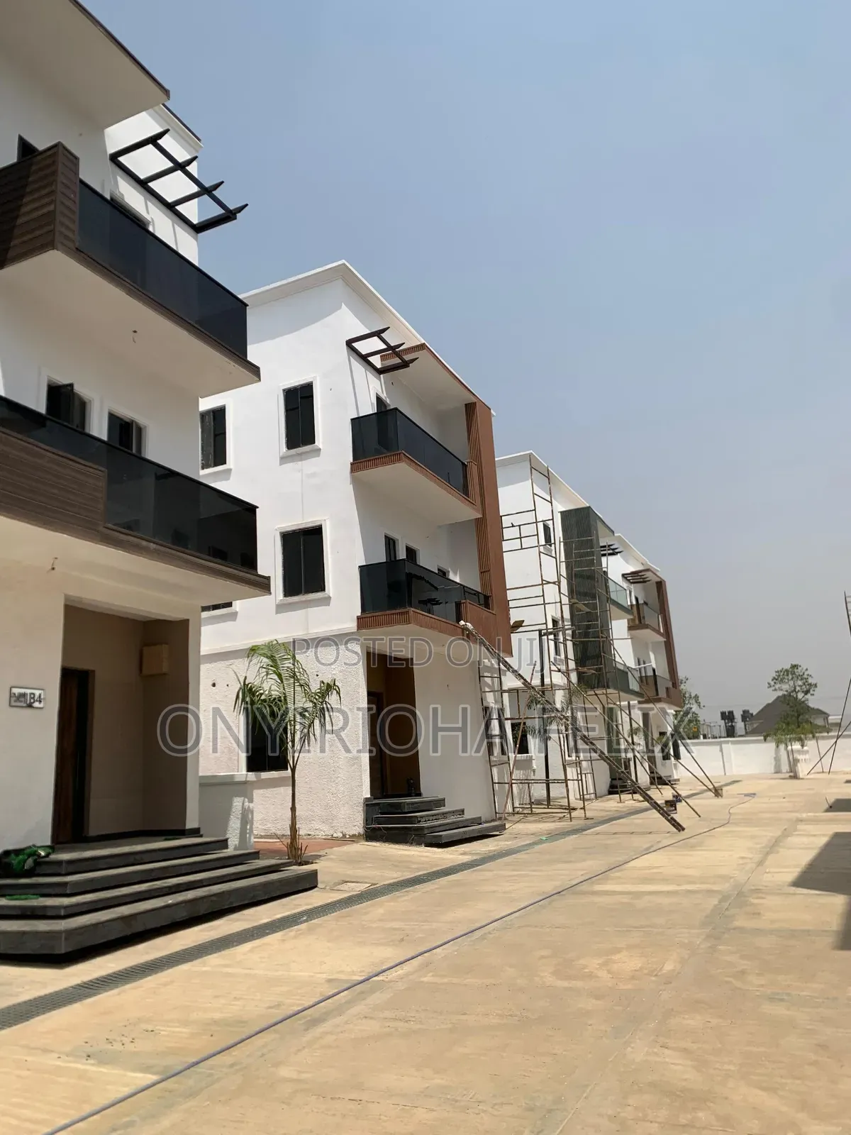 5bdrm Duplex in Jahi Gilmore for sale