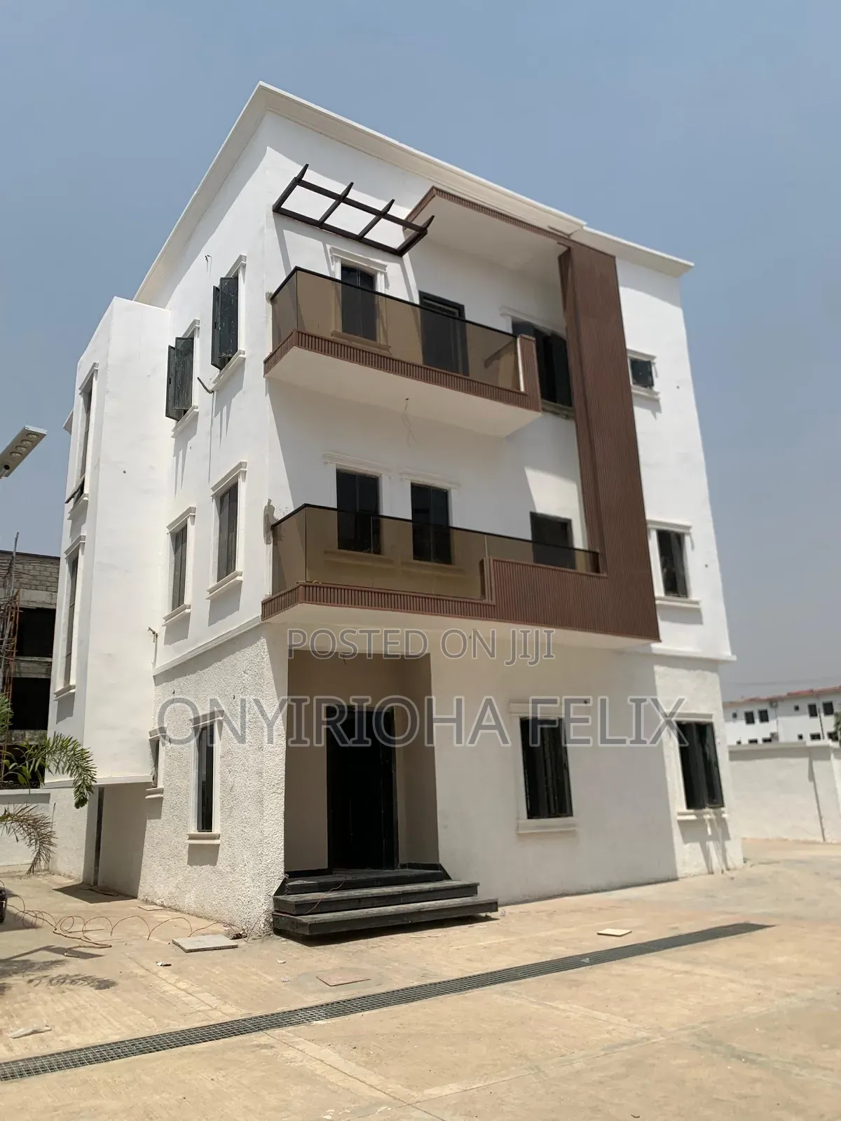 5bdrm Duplex in Jahi Gilmore for sale