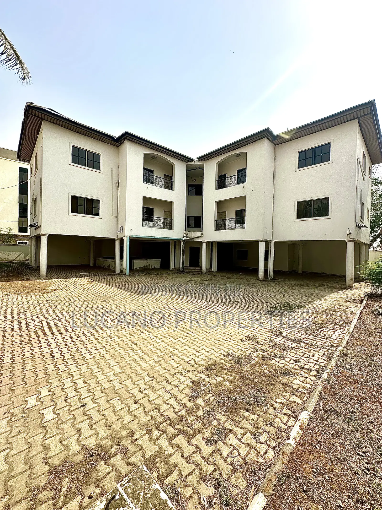 Commercial Property Suitable for Lounge, Hotel, Government Offices