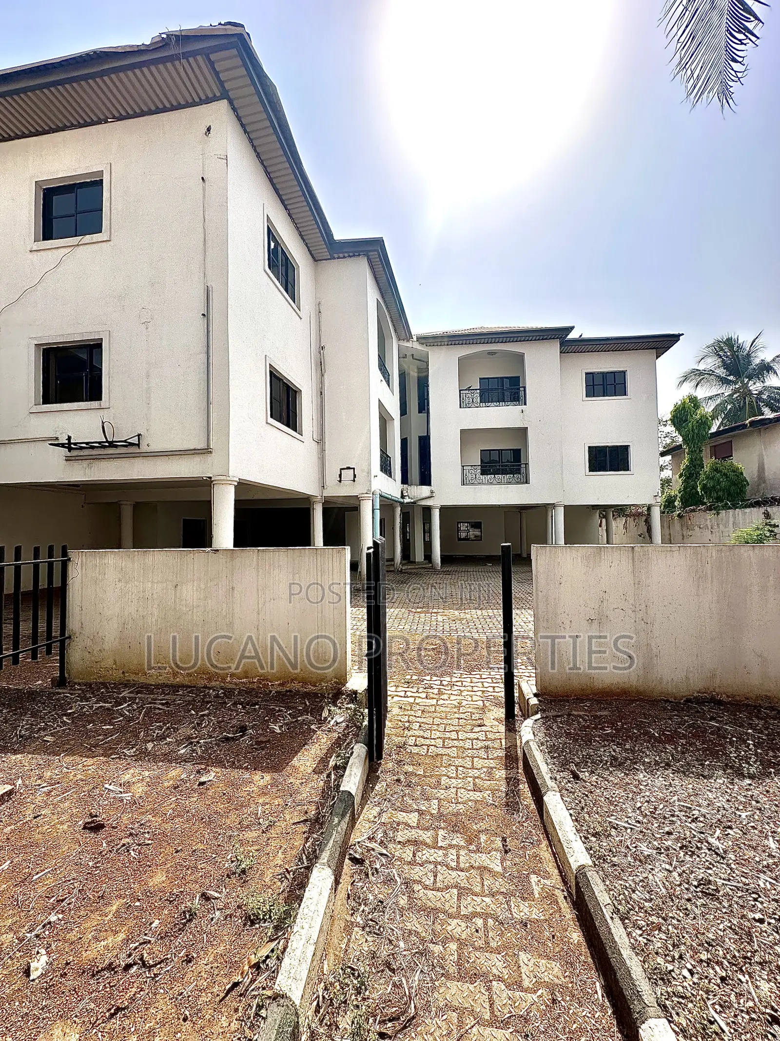 Commercial Property Suitable for Lounge, Hotel, Government Offices
