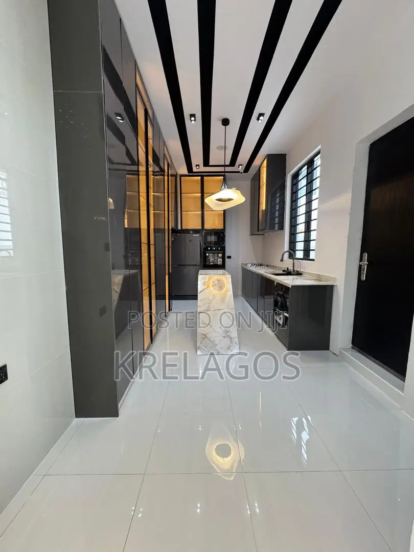 5bdrm House in Ikota for sale