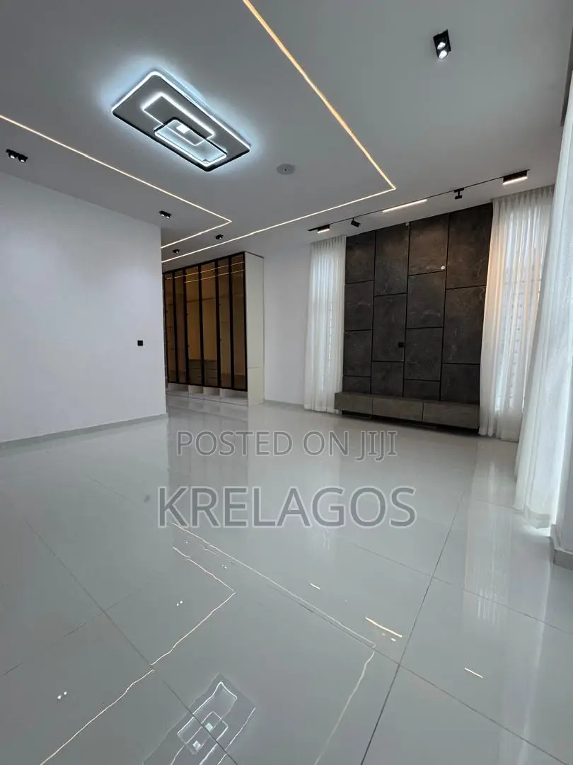5bdrm House in Ikota for sale