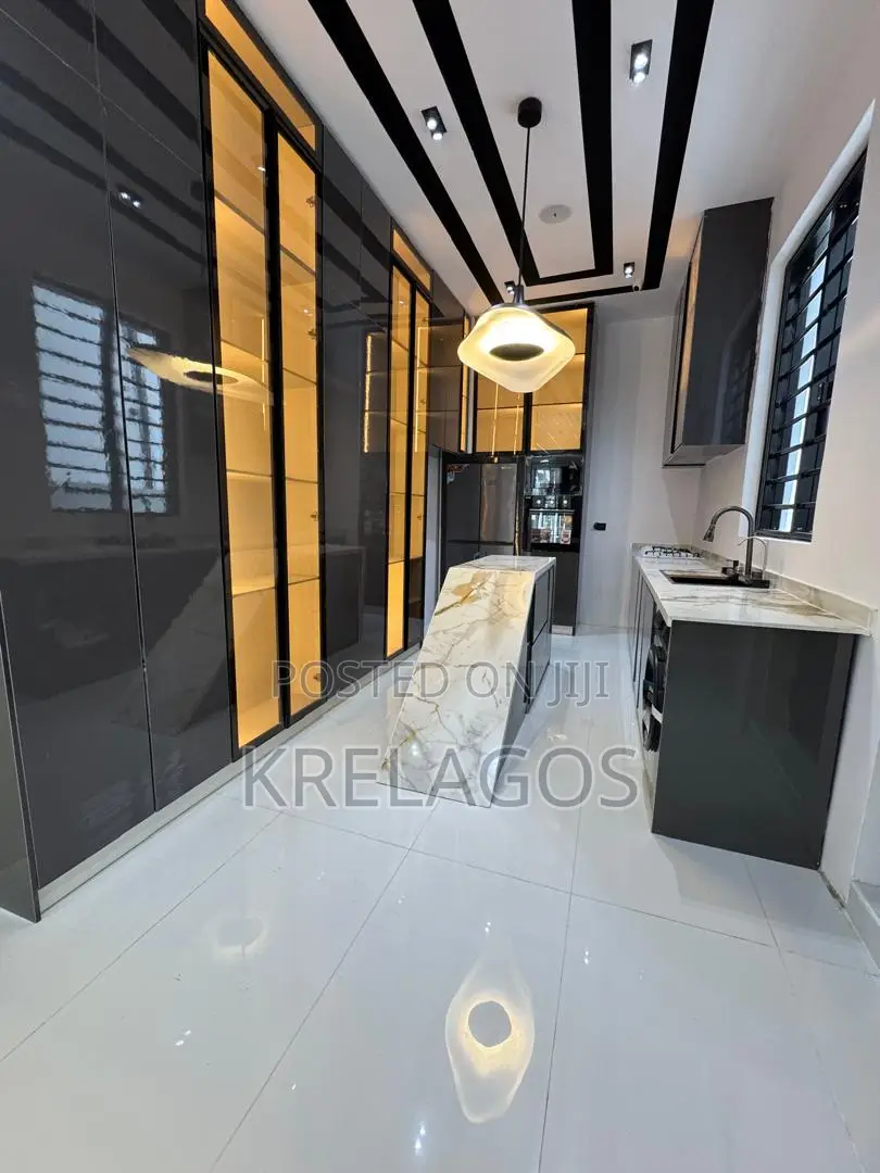 5bdrm House in Ikota for sale