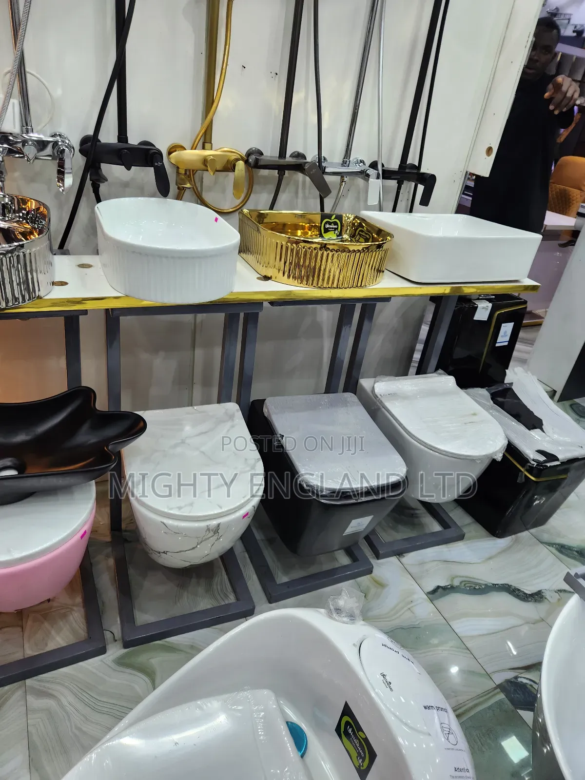 Executive Embossed One-Piece Ceramic Water Closet With Washbasin