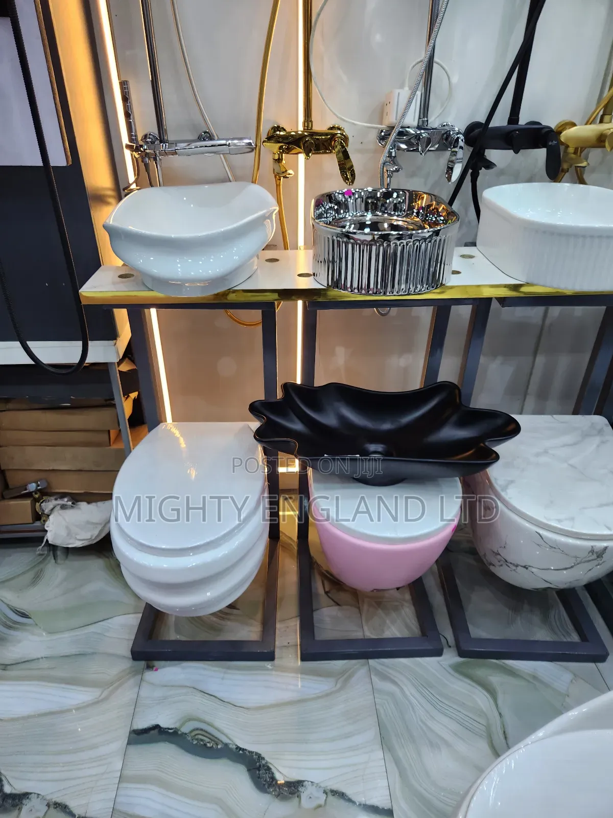 Executive Embossed One-Piece Ceramic Water Closet With Washbasin