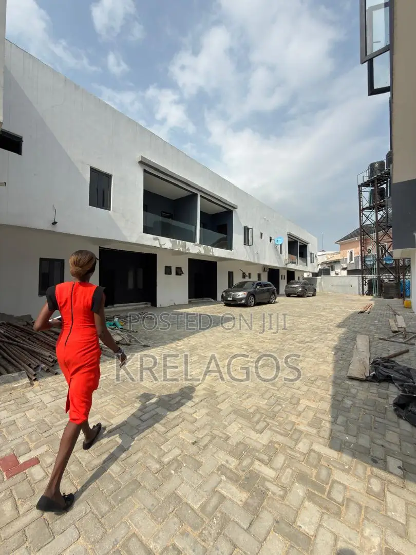 5bdrm Duplex in Ikota for sale
