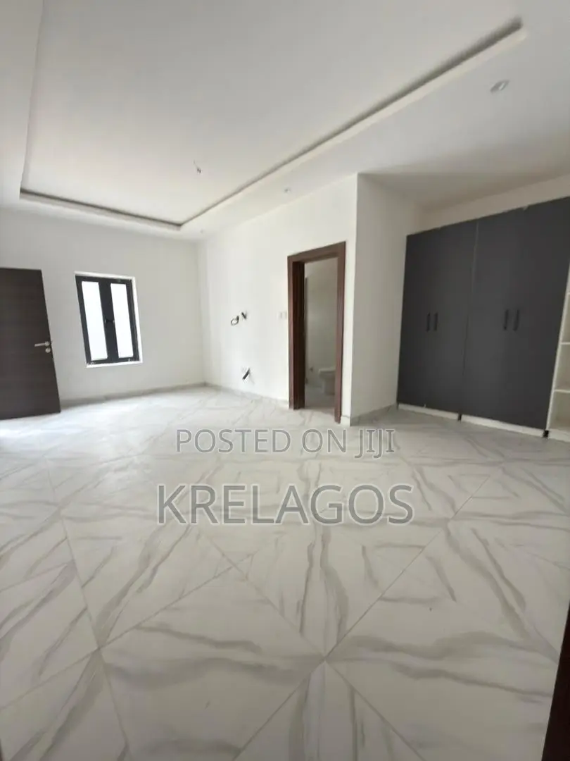 5bdrm Duplex in Ikota for sale