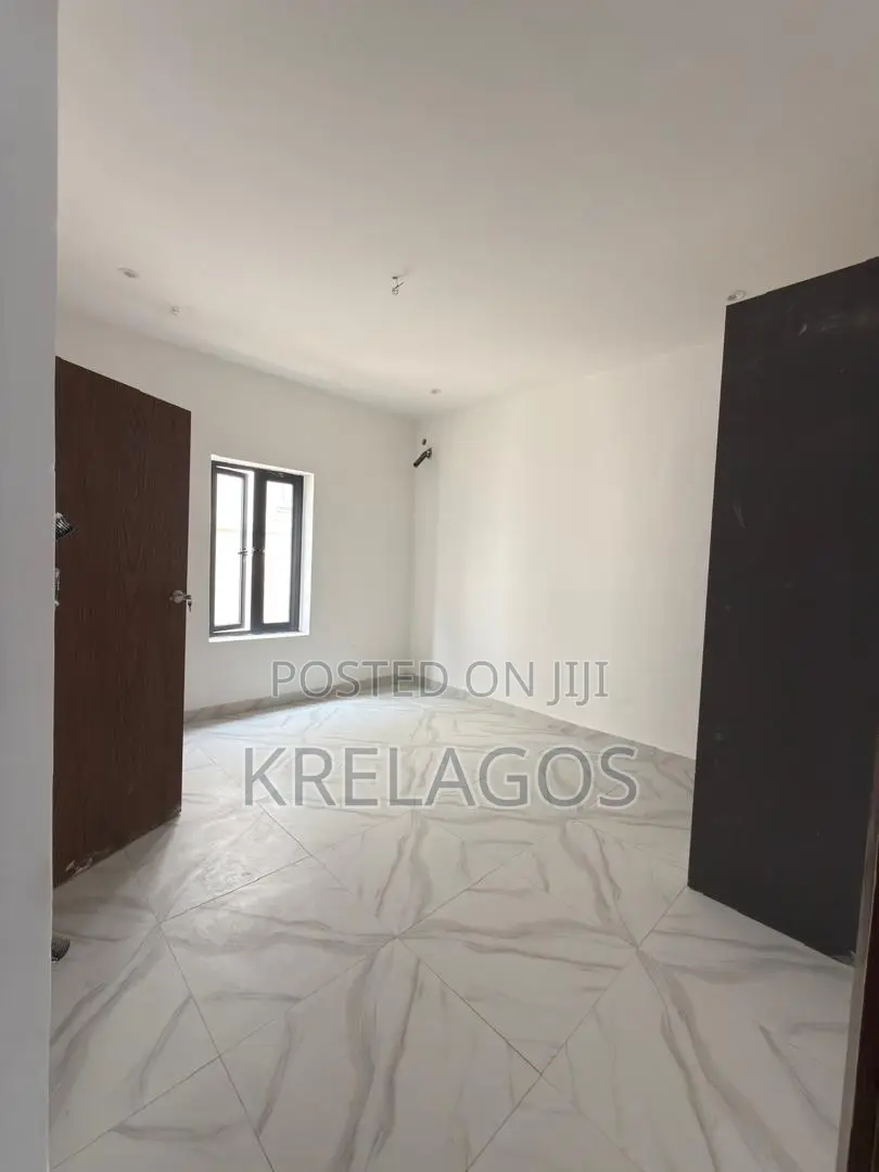 5bdrm Duplex in Ikota for sale