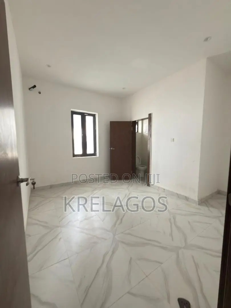 5bdrm Duplex in Ikota for sale