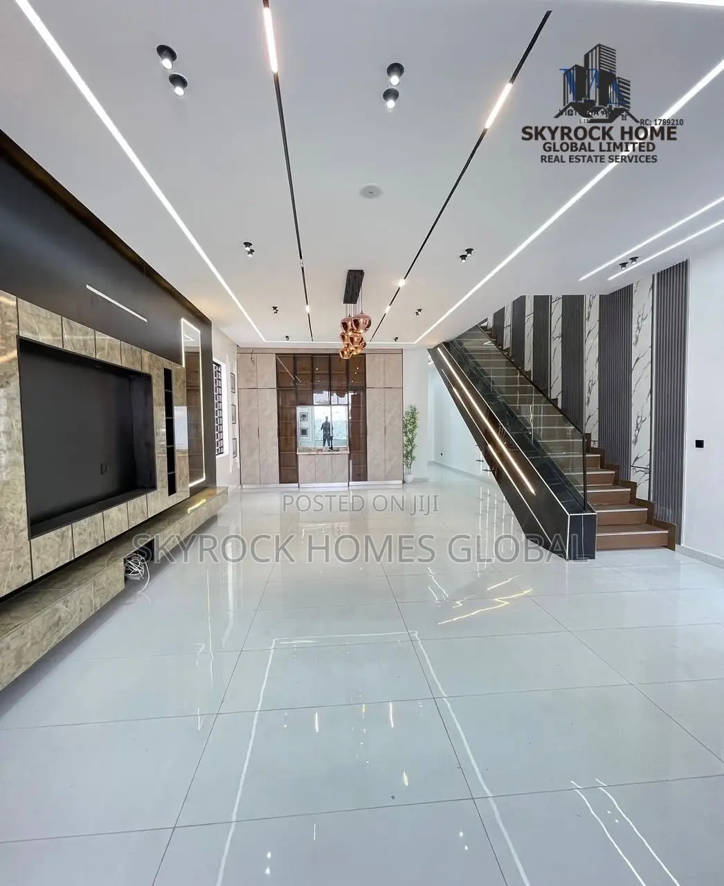 5bdrm Duplex in Ikota for sale