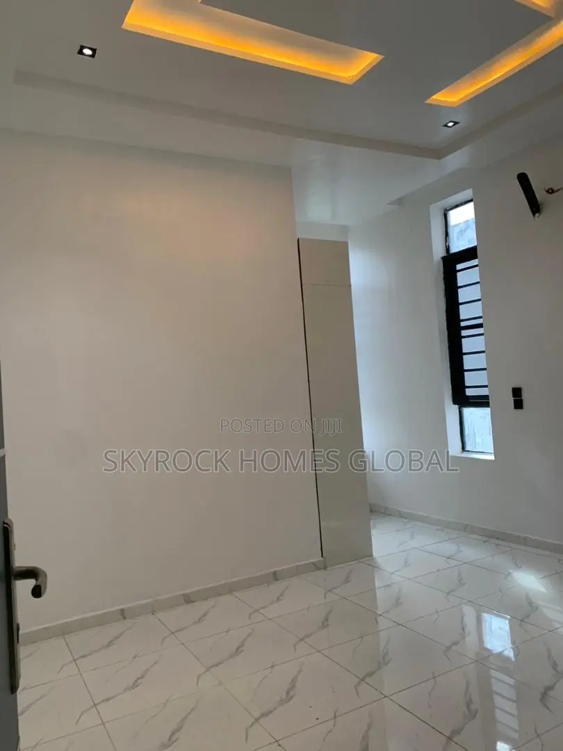 5bdrm Duplex in Ikota for sale