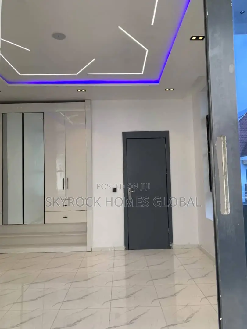 5bdrm Duplex in Ikota for sale