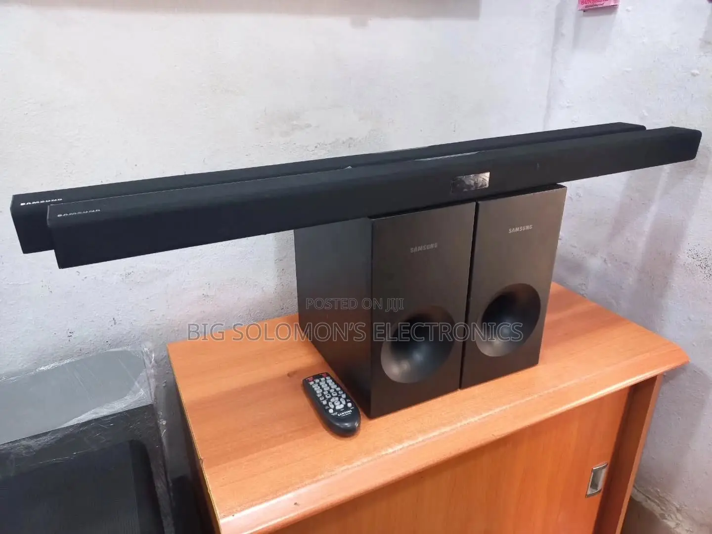 Samsung Soundbar Hw-J355 With Its Wired Woofer