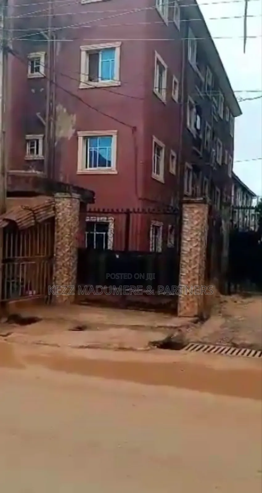 8bdrm Block of Flats in Agbani Road , Enugu, for sale