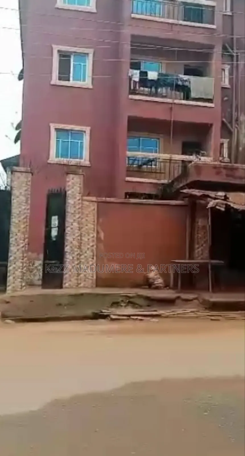 8bdrm Block of Flats in Agbani Road , Enugu, for sale