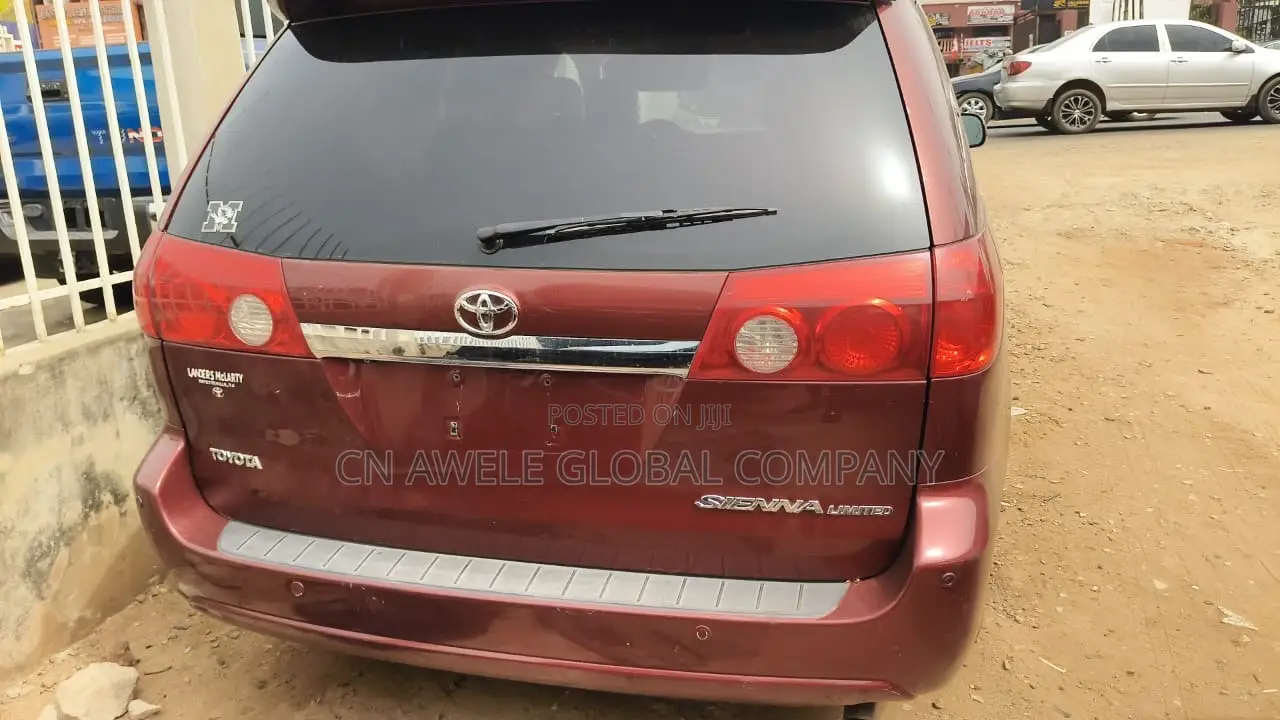 Toyota Sienna 2010 Red