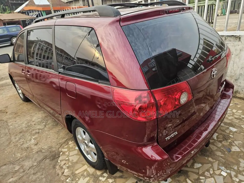 Toyota Sienna 2010 Red