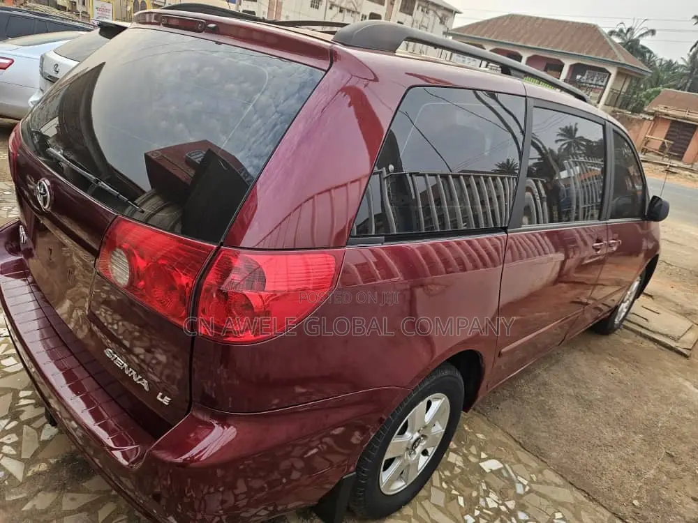 Toyota Sienna 2010 Red