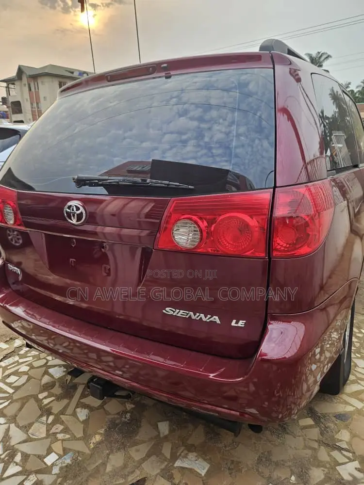 Toyota Sienna 2010 Red