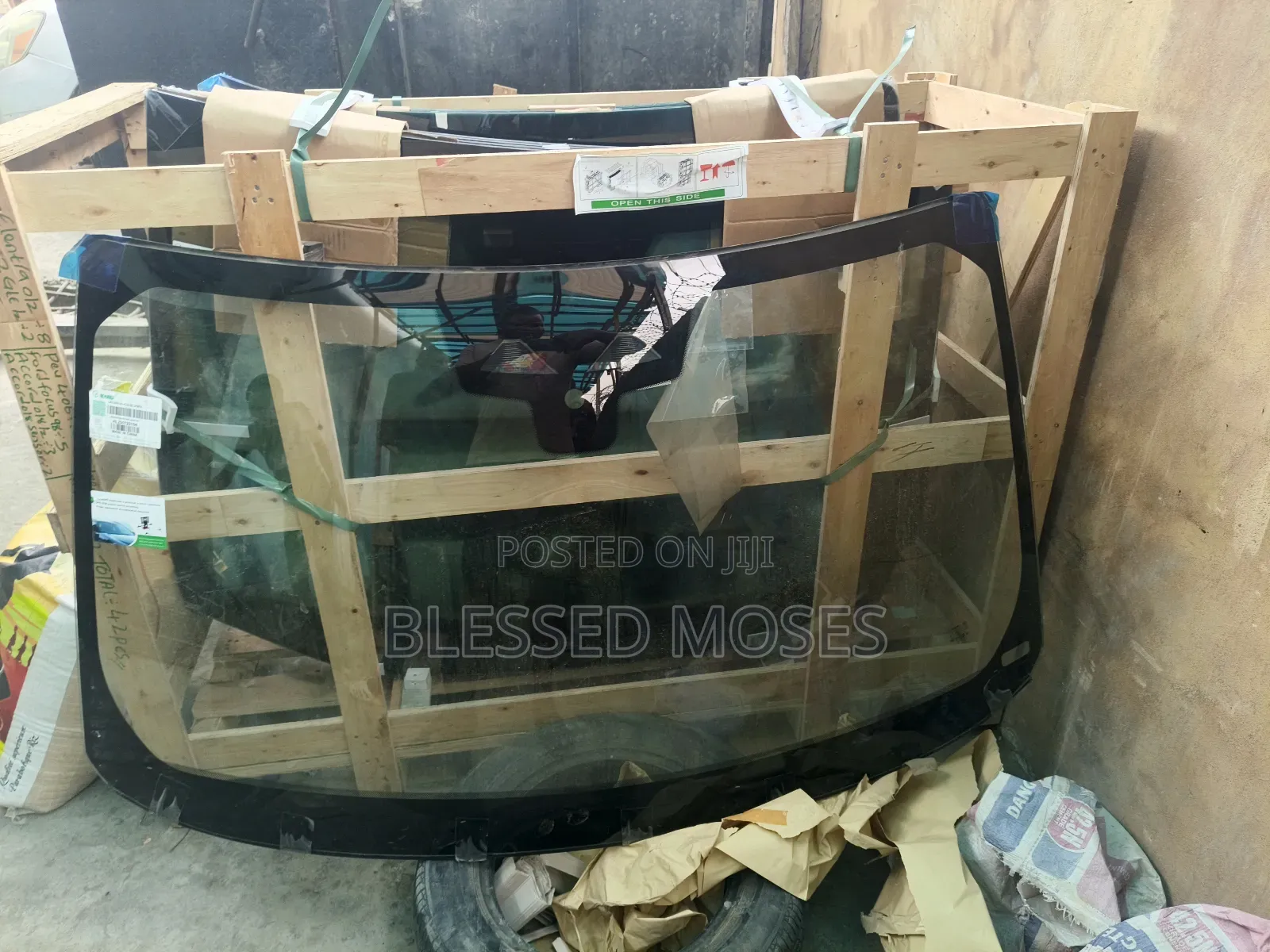 Renge Rover Discovery 2024 Front Windscreem