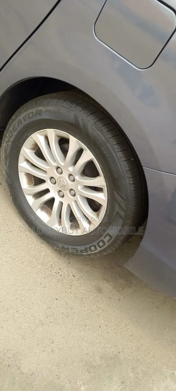 Toyota Sienna XLE 7-Passenger 4dr Minivan AWD (3.5L 6cyl 6A) 2014 Gray