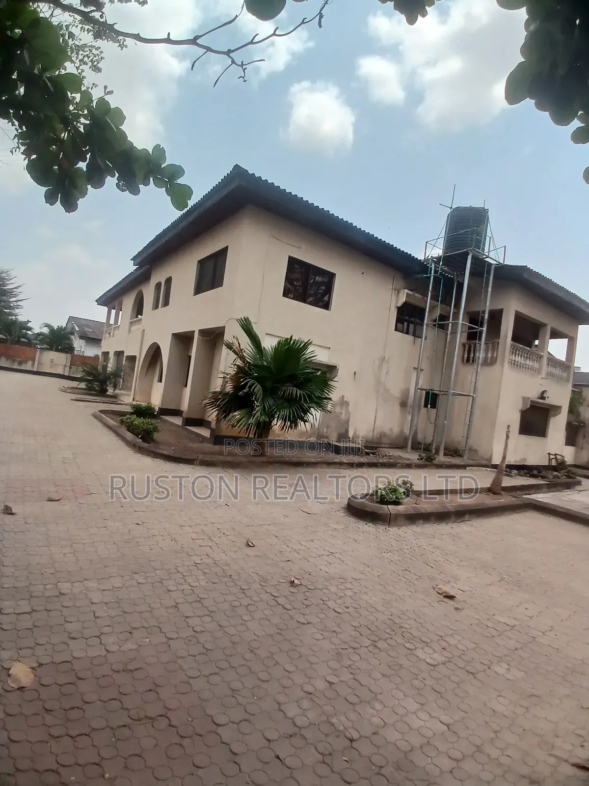 11bdrm Mansion in Bodija for rent