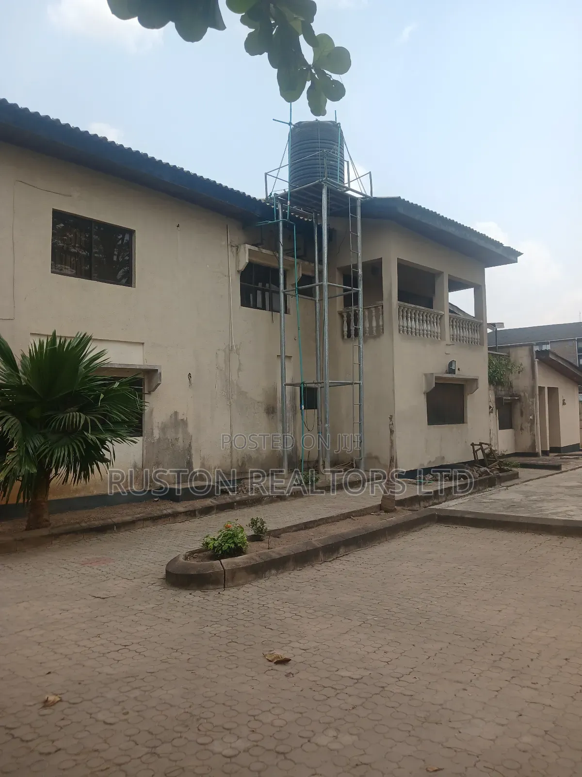 11bdrm Mansion in Bodija for rent