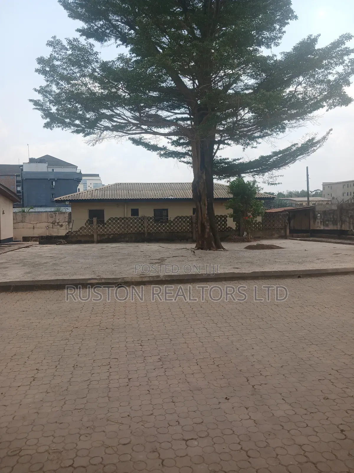 11bdrm Mansion in Bodija for rent