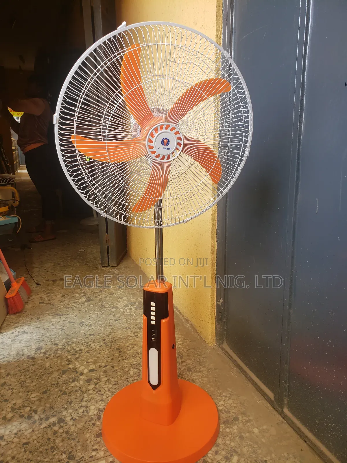 18" Z.L Shidai Solar Standing Fan. It Has Panel, Battery Storage.