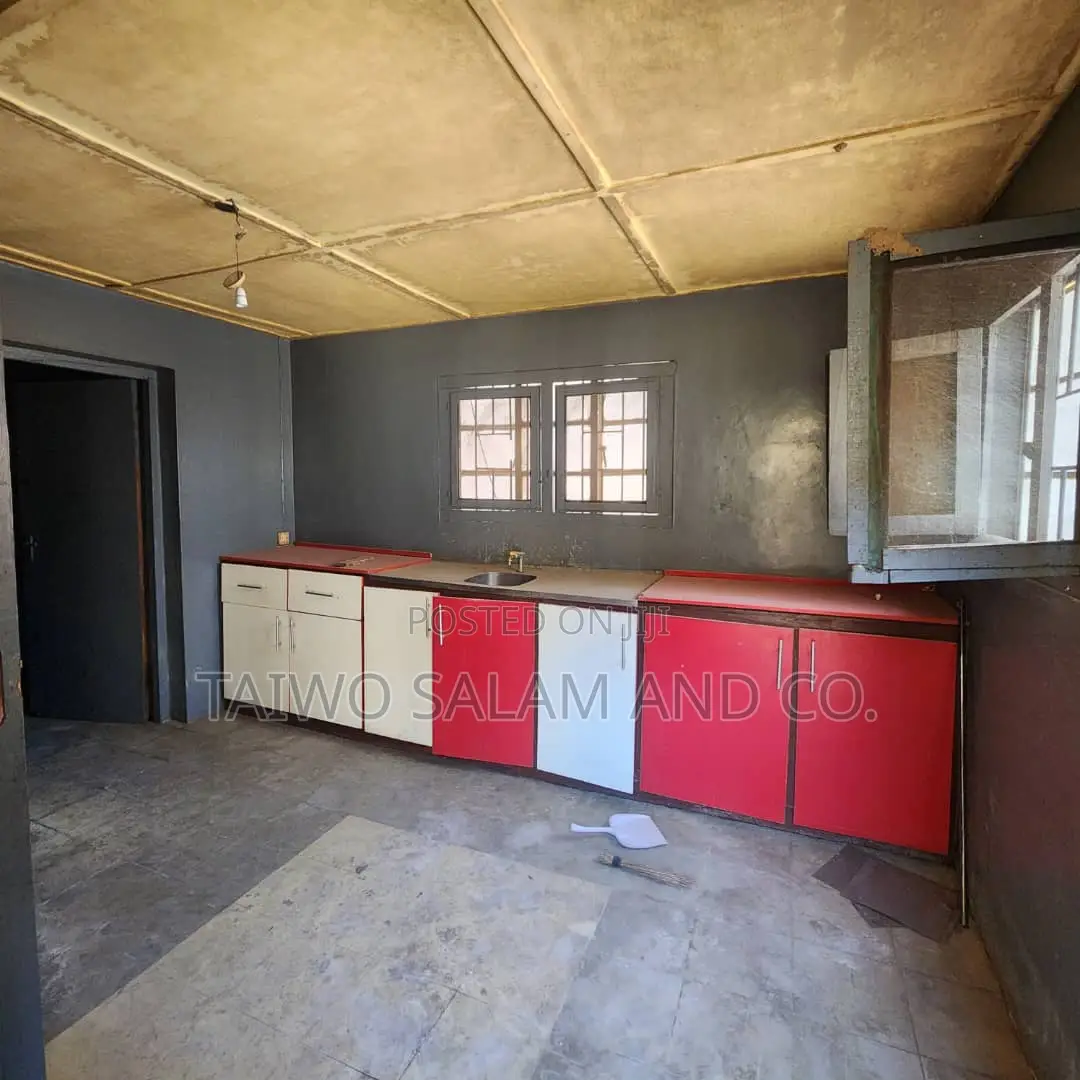 4bdrm Bungalow in Old Ife Road, Egbeda / Egbeda for sale