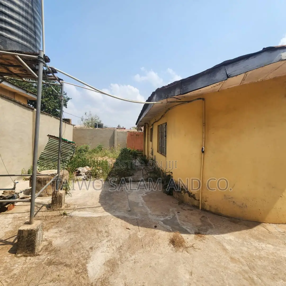 4bdrm Bungalow in Old Ife Road, Egbeda / Egbeda for sale