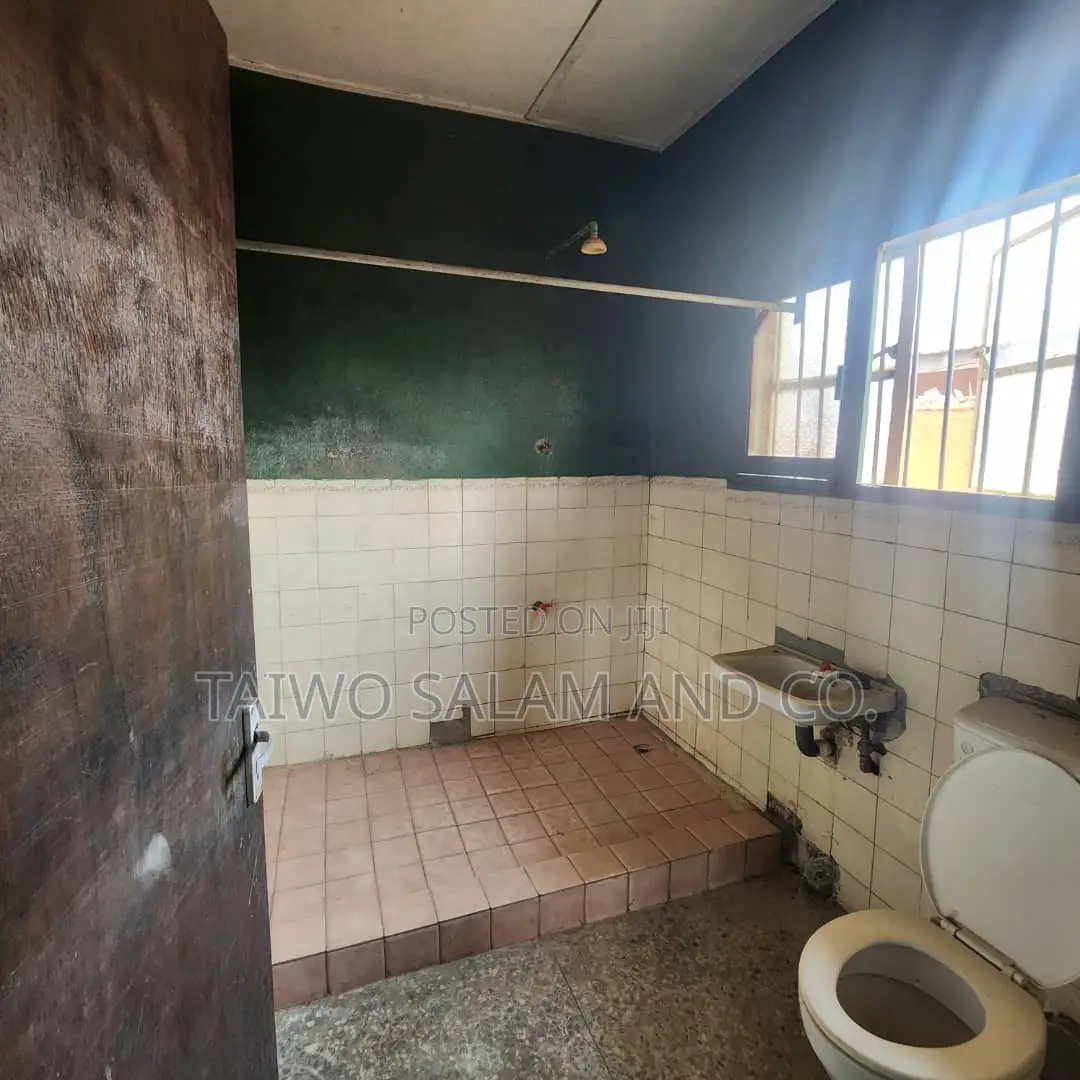 4bdrm Bungalow in Old Ife Road, Egbeda / Egbeda for sale