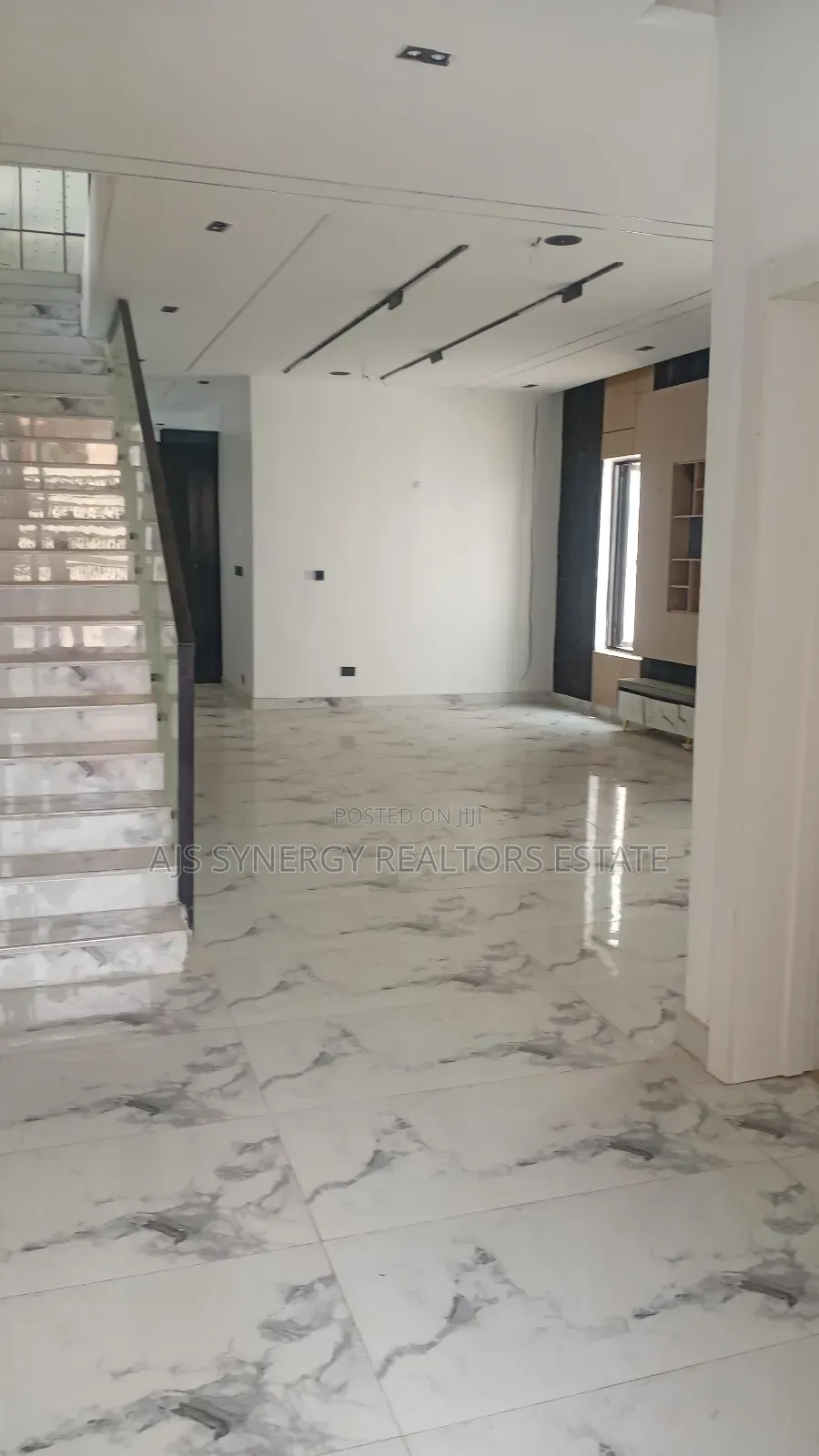 5bdrm Duplex in Ikota for sale