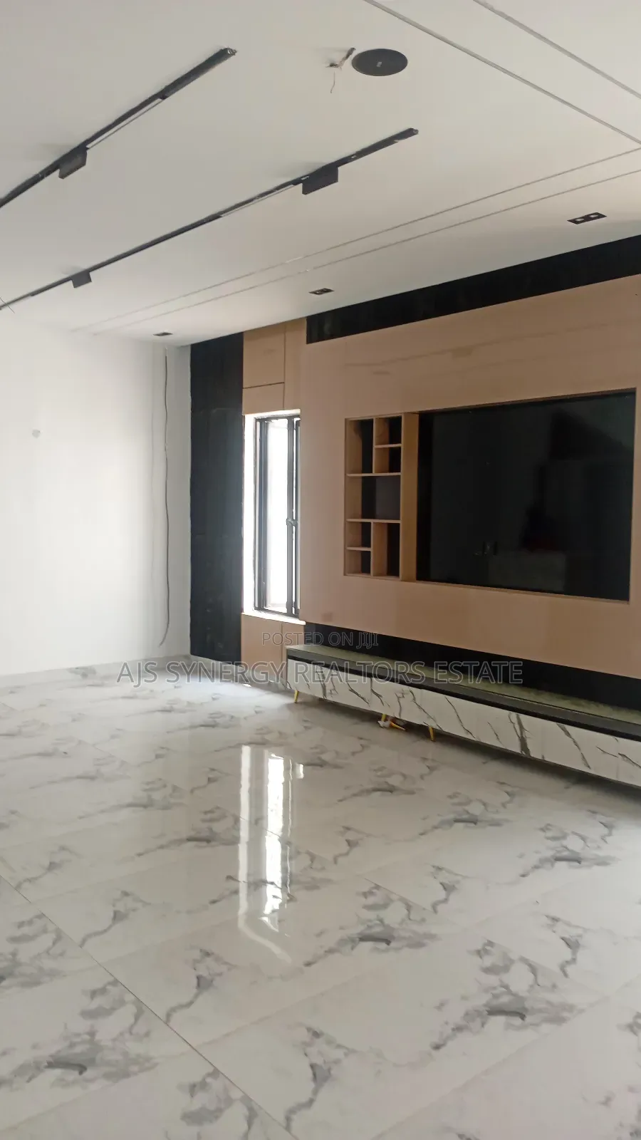 5bdrm Duplex in Ikota for sale