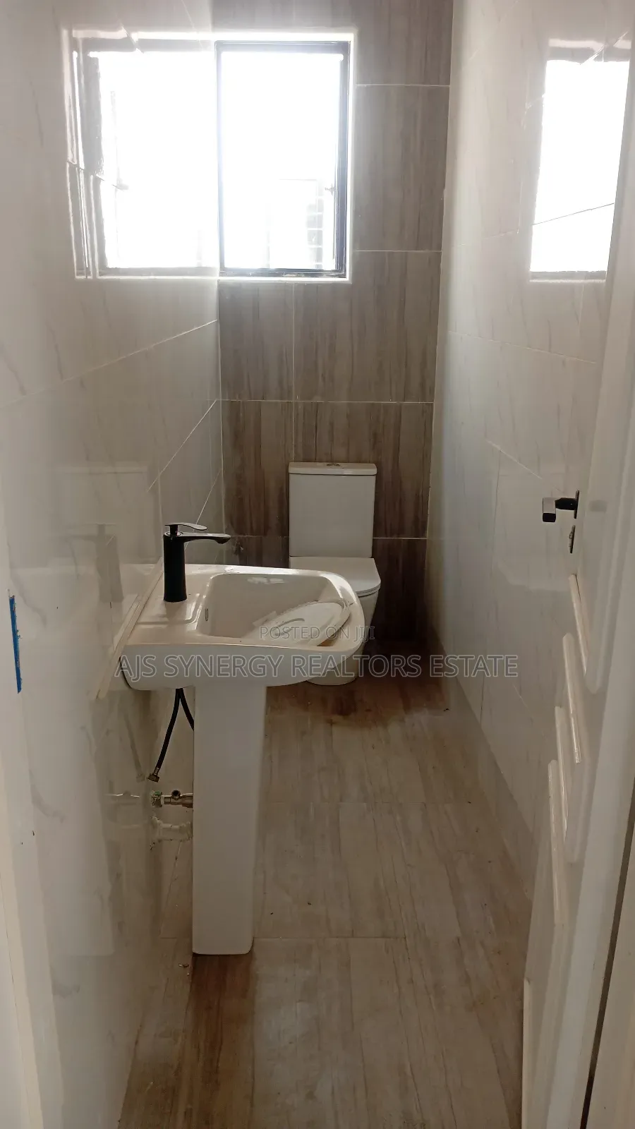 5bdrm Duplex in Ikota for sale