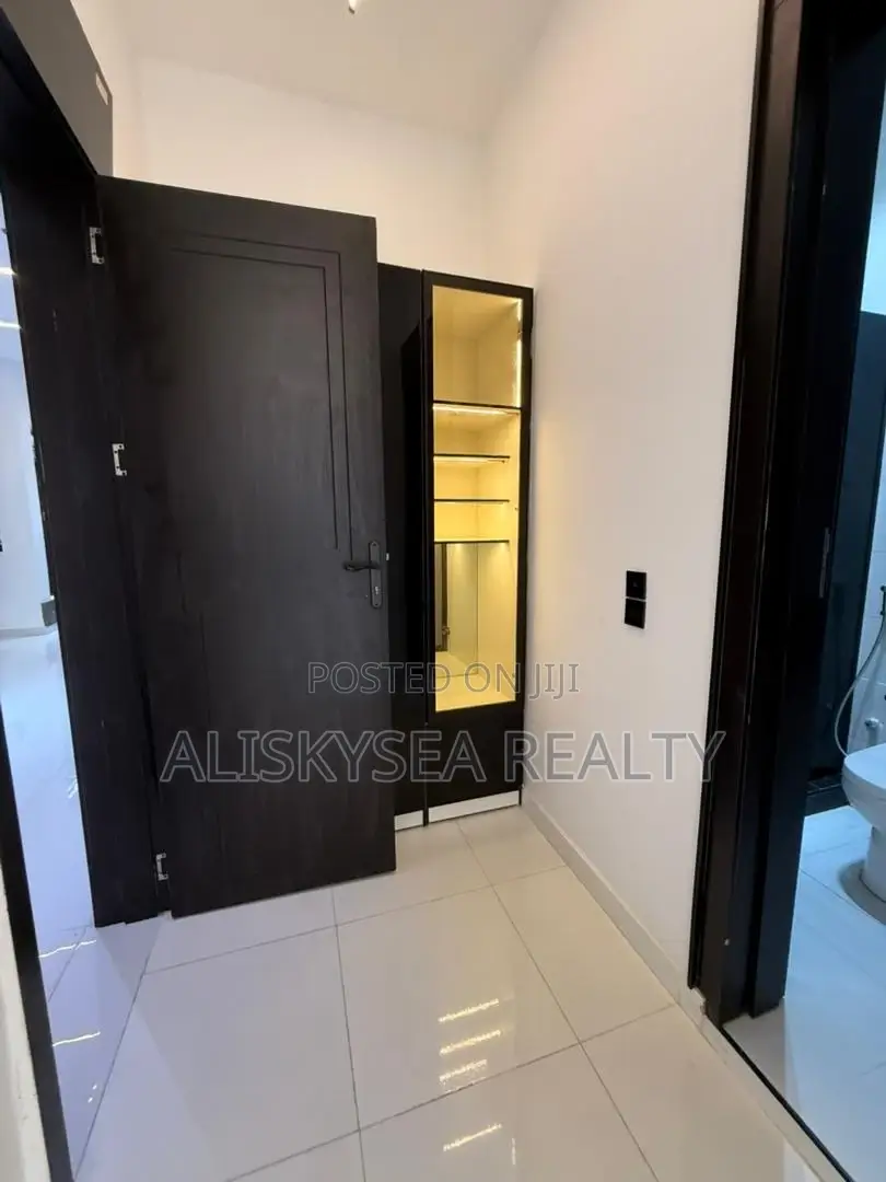 5bdrm Duplex in Chevron for sale