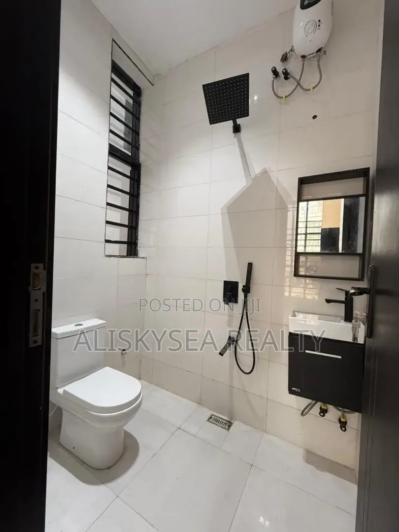 5bdrm Duplex in Chevron for sale