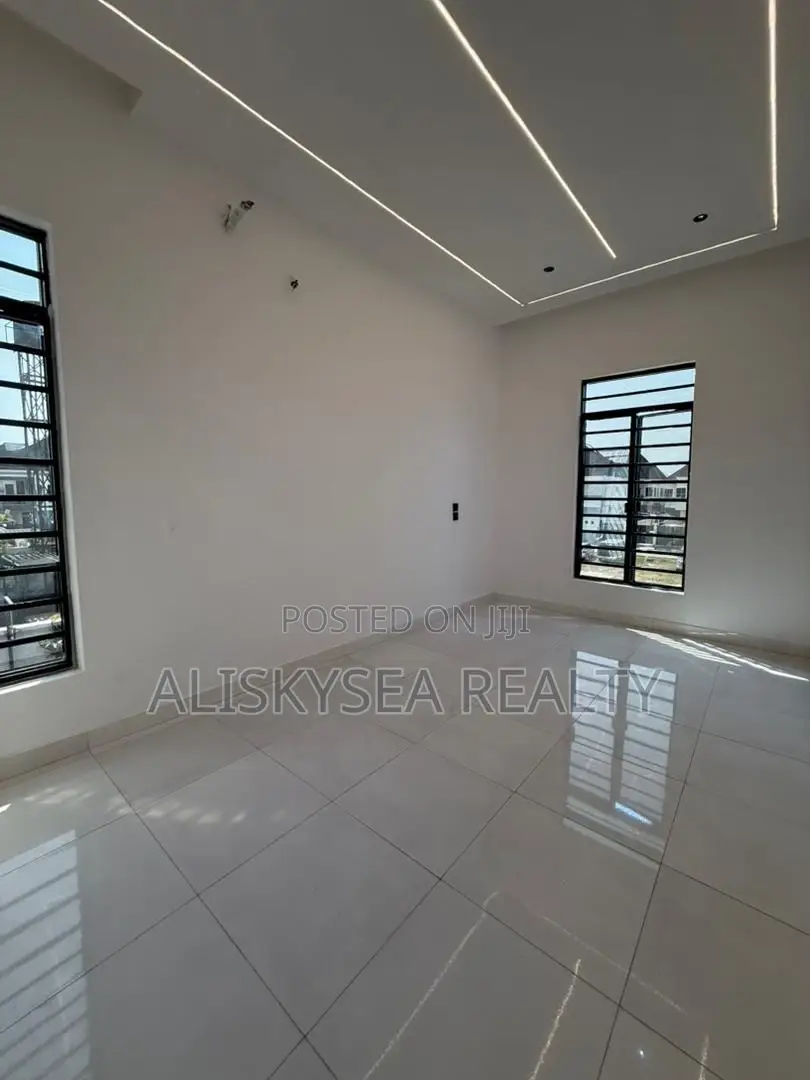 5bdrm Duplex in Chevron for sale