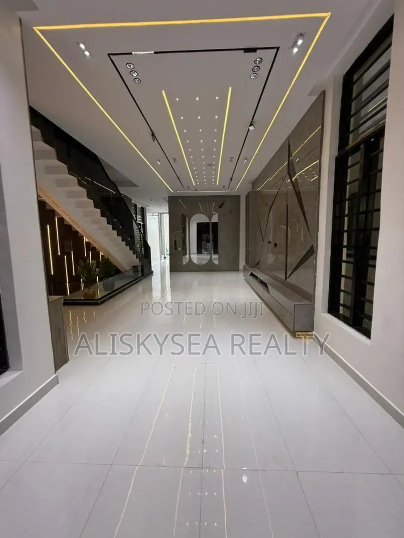 5bdrm Duplex in Chevron for sale