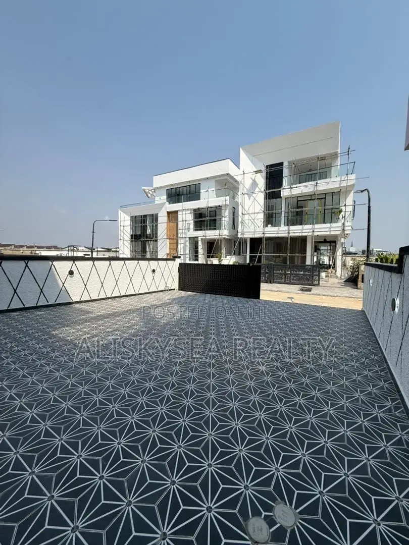 5bdrm Duplex in Chevron for sale