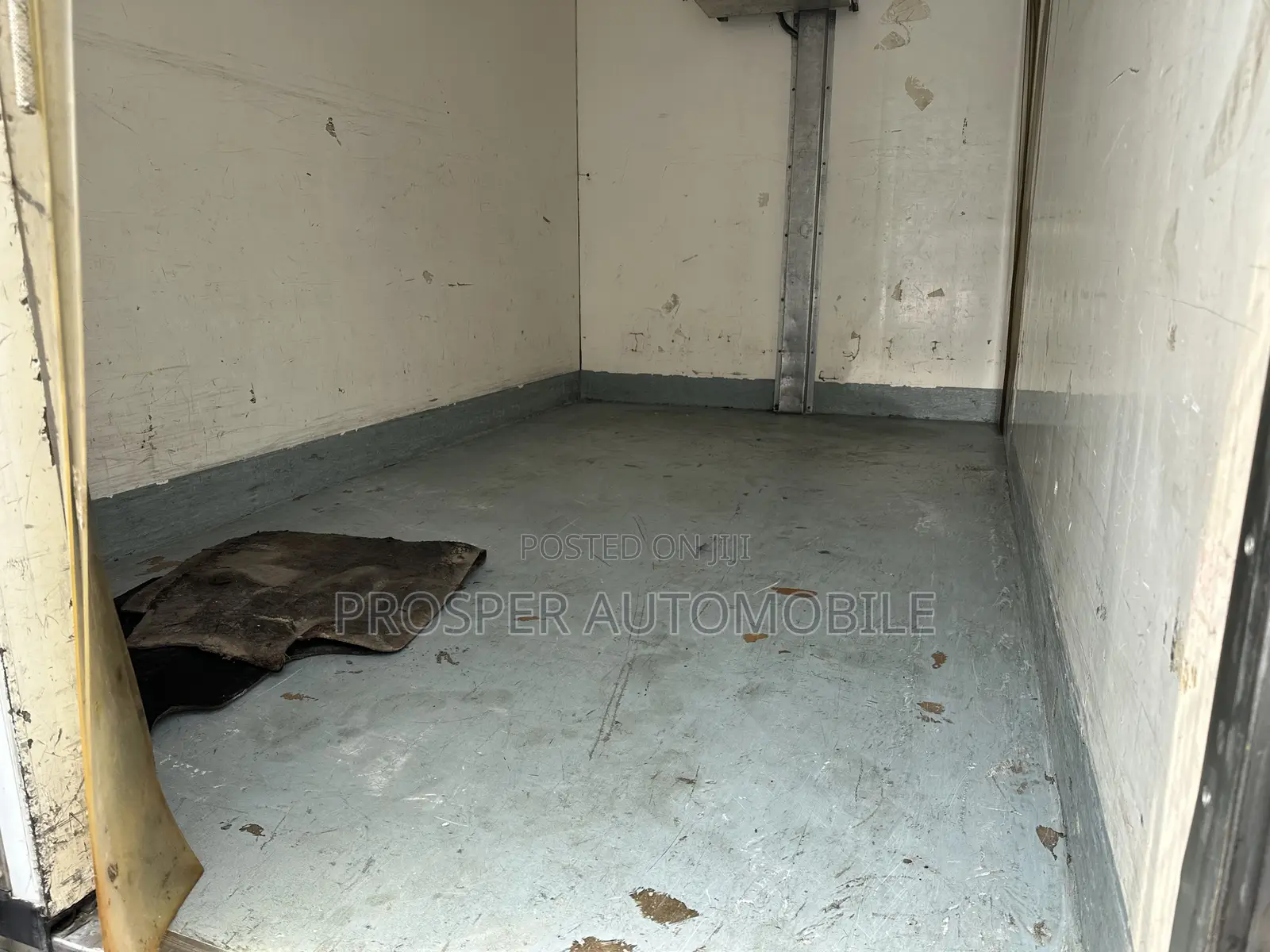 Mercedes Benz Cooling Van Six Tires