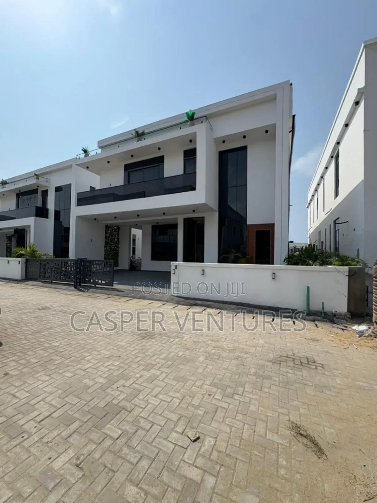 5bdrm Duplex in Chevron Drive for sale