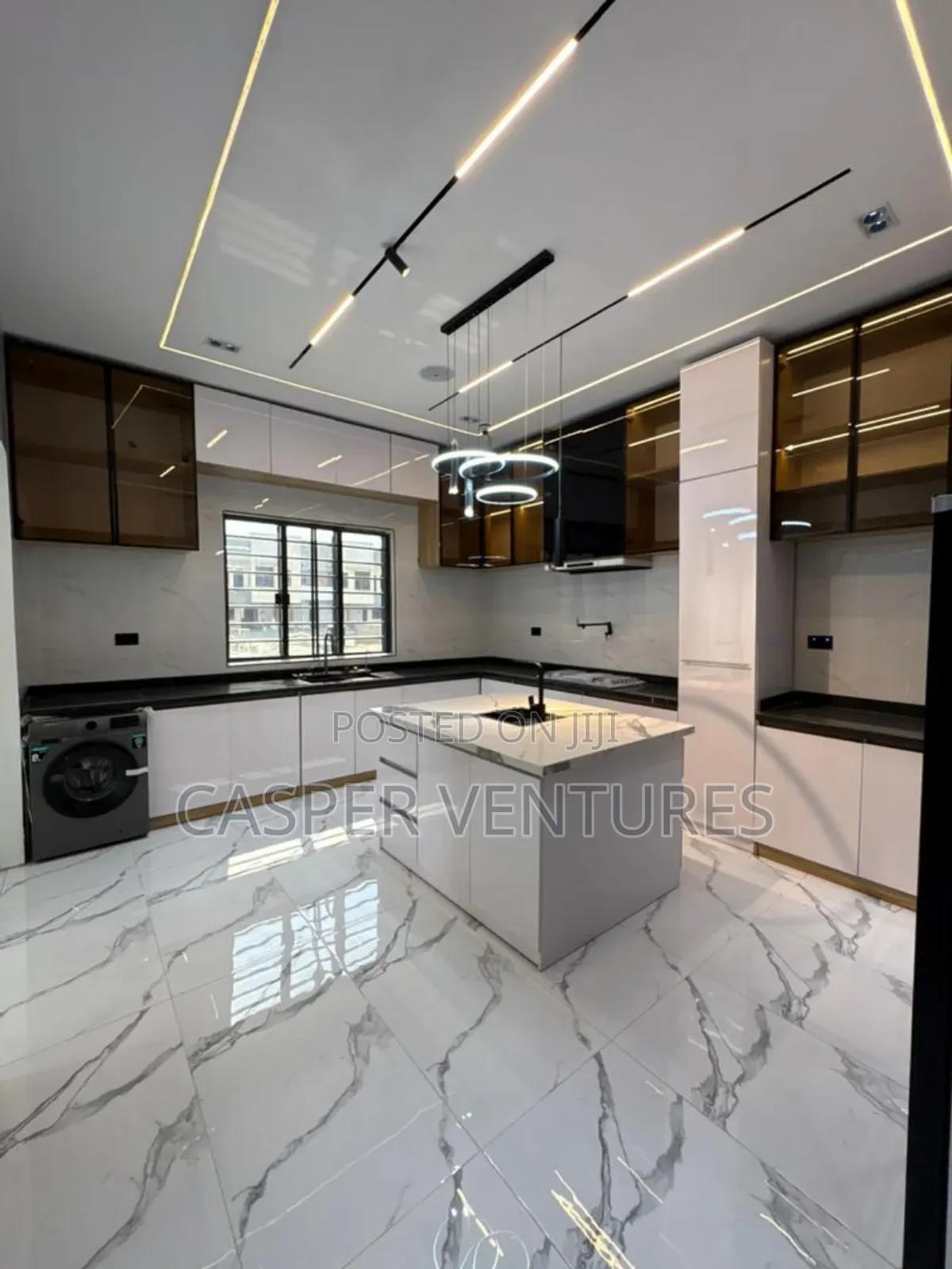 5bdrm Duplex in Chevron Drive for sale