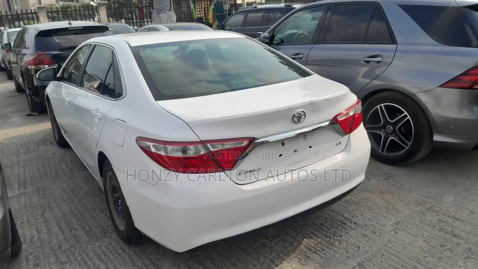 Toyota Camry LE 4dr Sedan (2.5L 4cyl 6A) 2017 White