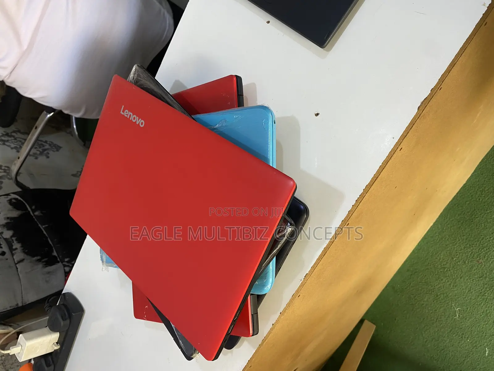 Laptop Lenovo 300e 2GB Intel Celeron SSD 32GB