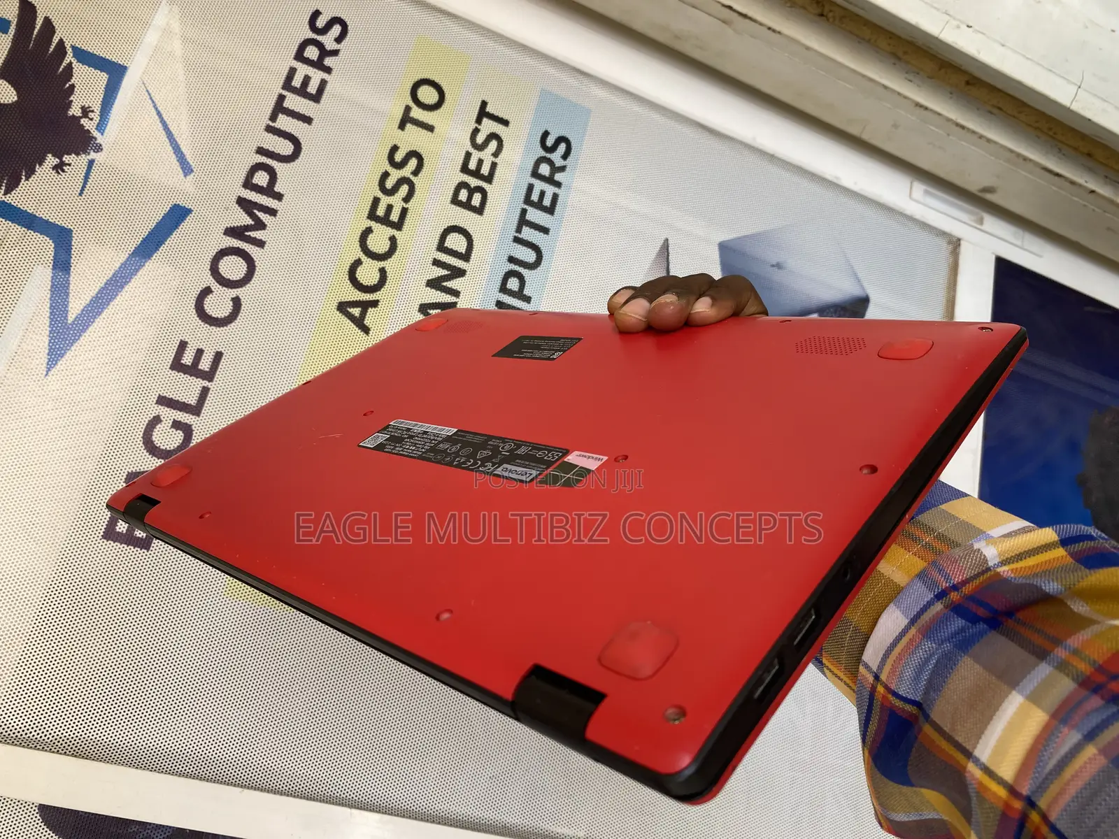 Laptop Lenovo 300e 2GB Intel Celeron SSD 32GB
