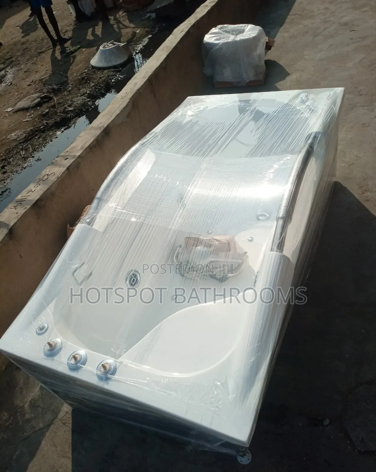 Luxury Jacuzzi Bathtub With Massage Jets – Brand New