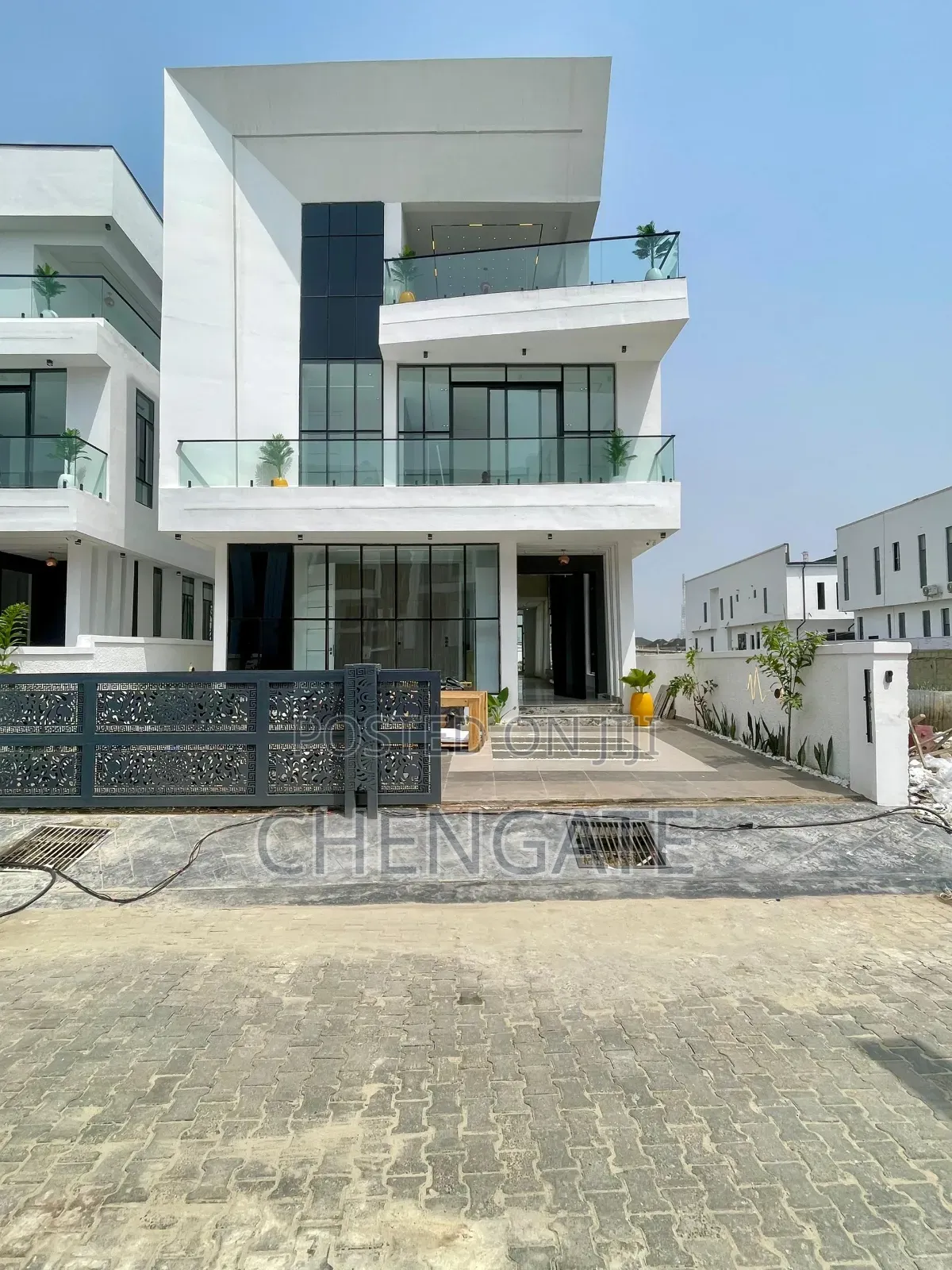 5bdrm Duplex in Chevron for sale