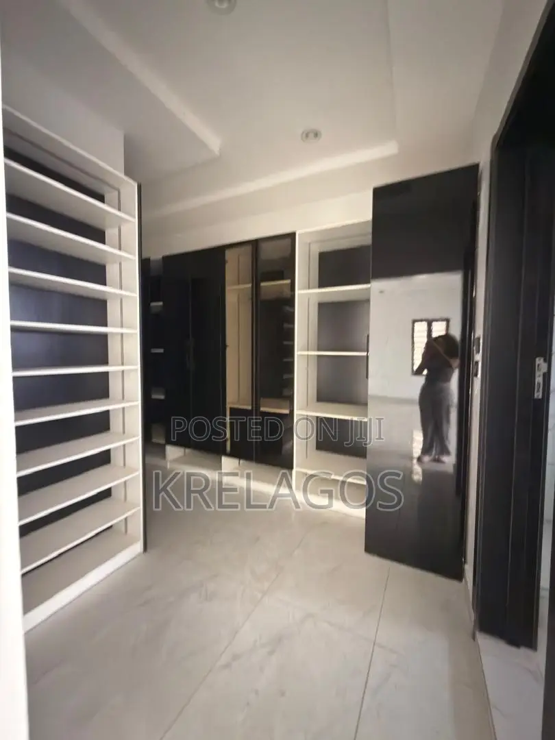 5bdrm Duplex in Ikota for sale