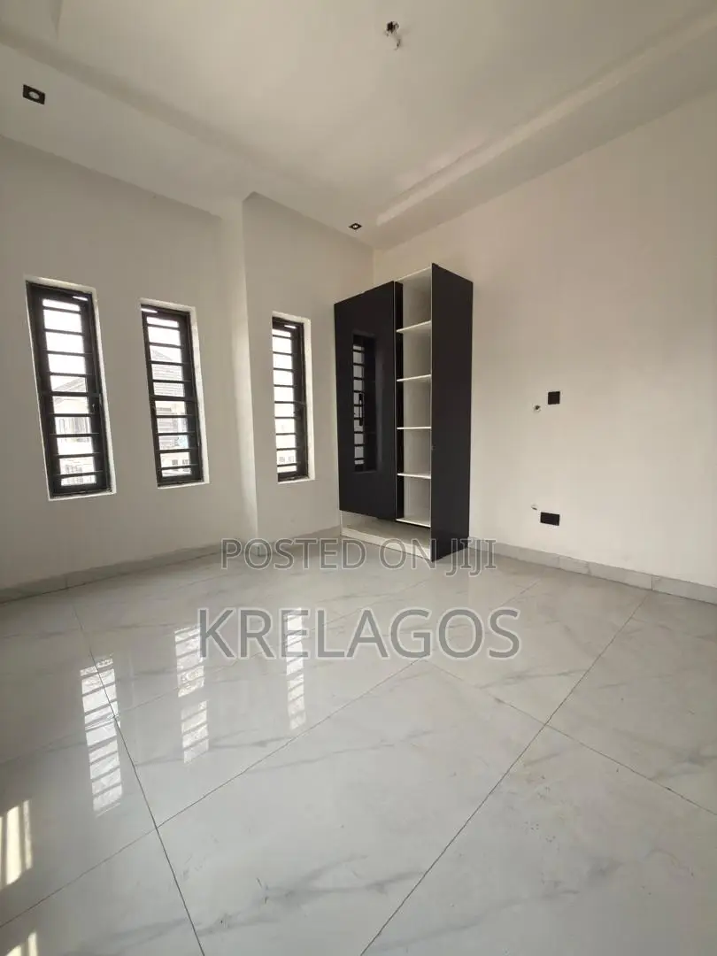 5bdrm Duplex in Ikota for sale
